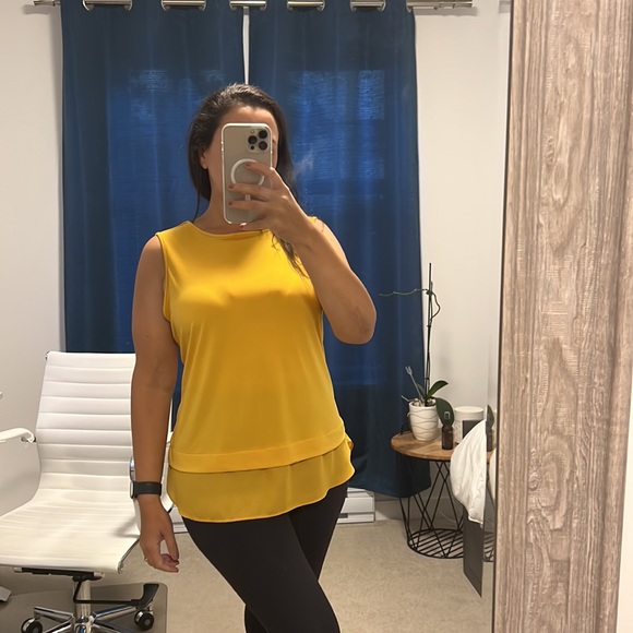 Basic yellow Banana Republic top - Picture 2 of 7